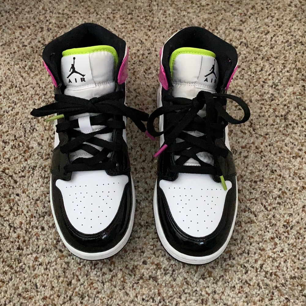 Jordan Women’s Sneakers “Cyber Active Fuchsia” Black White Pink Neon Green